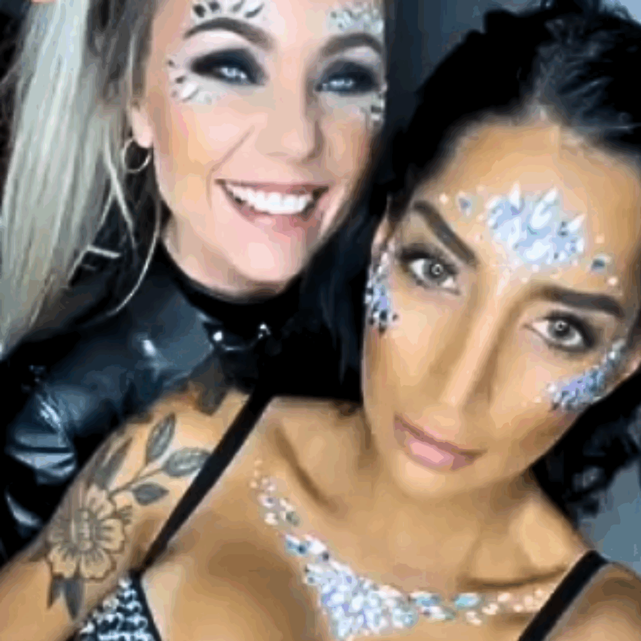 To kvinder med festival makeup og ansigtskrystaller poserer sammen