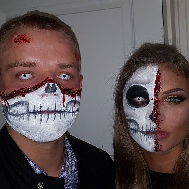 par med halloween SFX makeup; hvidt skeletdesign med bloddetaljer på mand og halvt skeletdesign med sort øjenhule på kvinde