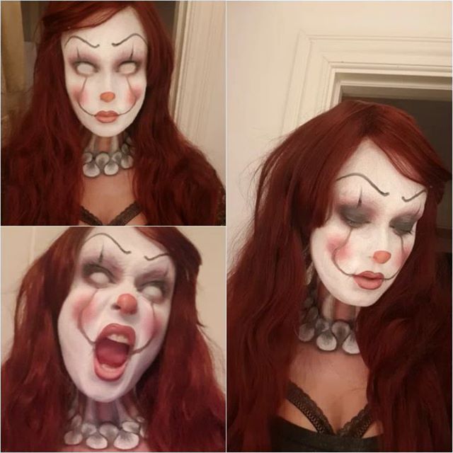 kvinde med uhyggelig klovnemakeup i tre vinkler, hvid ansigtsbase, mørke øjne, røde detaljer og langt rødt hår