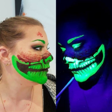 halloween makeup med grønt skeletdesign i dagslys og neon UV-glød i mørke