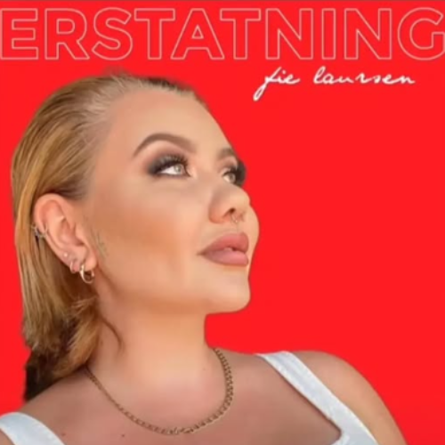 kvinde med glam makeup, glødende hud, markerede øjne og sideskilt opsat hår på rød baggrund