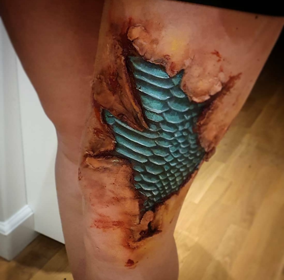 realistisk SFX makeup på lår med opsprættet hud og synligt mekanisk struktur under