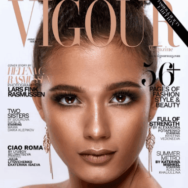 kvinde med high-glam makeup, glødende hud, markerede øjne og elegant opsat hår på lys magasinforside