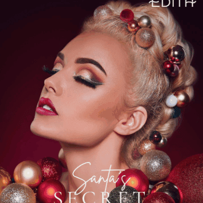 Kreativt beautyfoto af model med juleinspireret makeup og hår pyntet med farvede julekugler